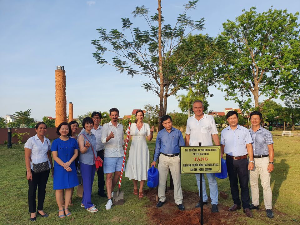 Gemeinsame Baumpflanzaktion in Hoi An