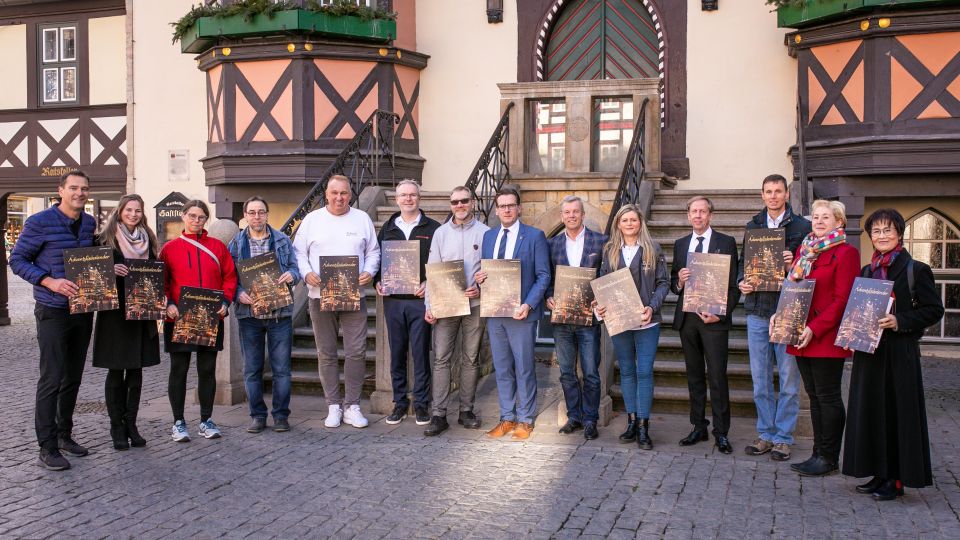 Die Akteure präsentieren den neuen Adventsloskalender der Stadt Wernigerode