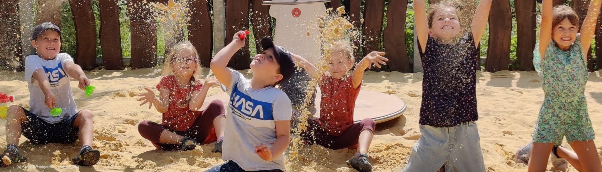 Spielende Kinder freuen sich im Wildpark Christianental