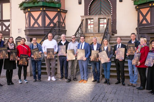 Die Akteure präsentieren den neuen Adventsloskalender der Stadt Wernigerode