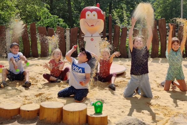 Spielende Kinder freuen sich im Wildpark Christianental