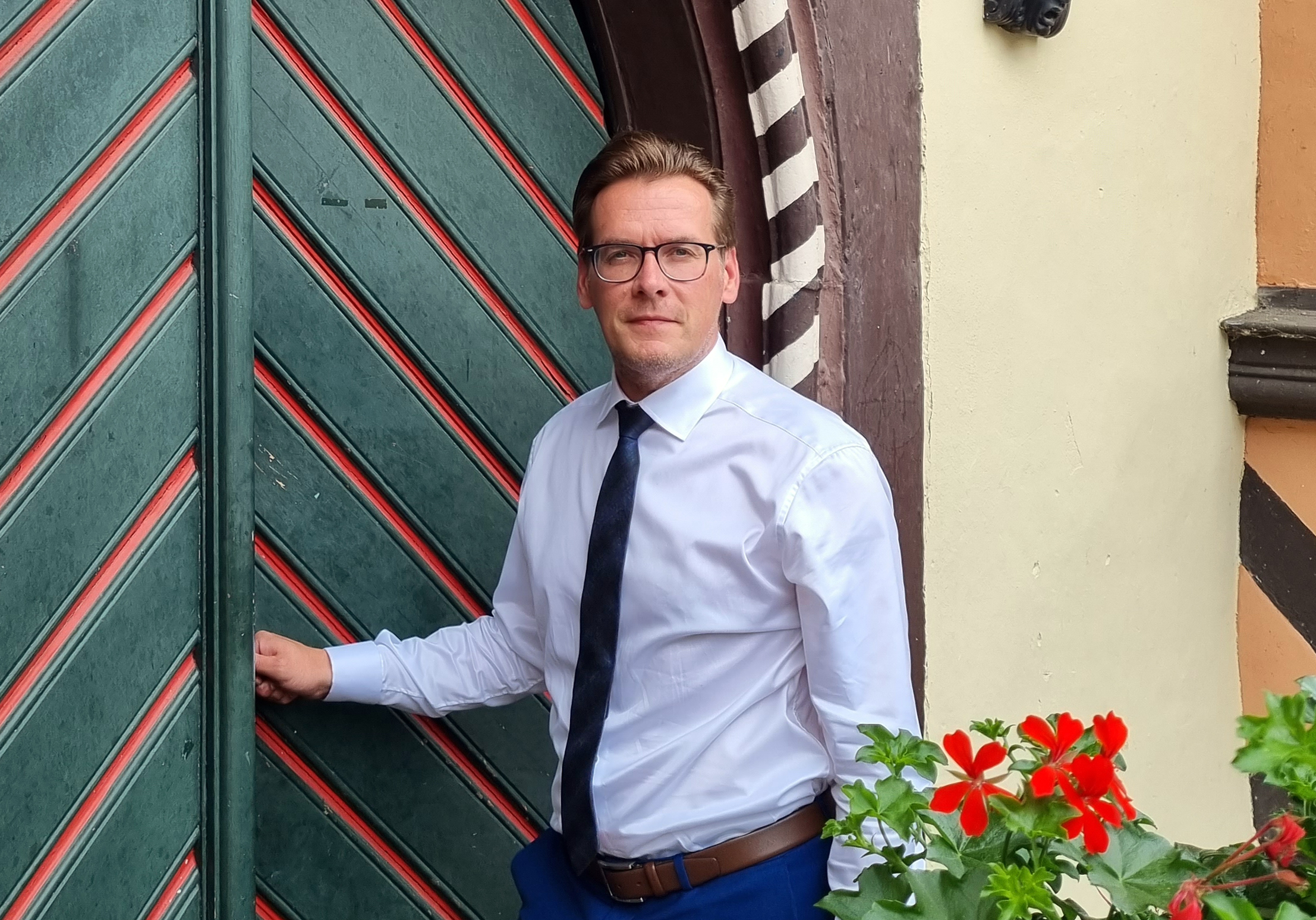 Tobias Kascha öffnet die Rathaustür